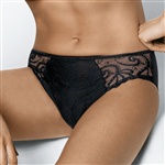 Triumph Rich Desire Tai. En snygg tai trosa med fin spets på sidorna och i tyget.

Material: 55% polyamid och 25% elastan, 20% polyester.
Tvä...